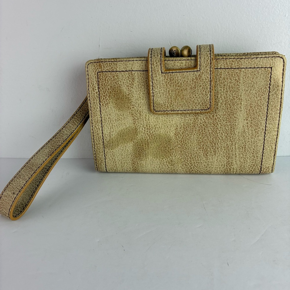 Hobo NWT Violet Wristlet in Gold Leaf